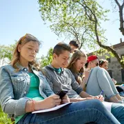 Limitare l’accesso ai social è rassicurare o educare?