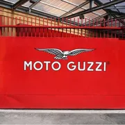Quel cancello rosso a Mandello del Lario: l'aquila di Moto Guzzi riparte sempre da qui