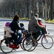 Una famiglia in bicicletta