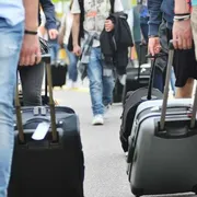 Giovani italiani in fuga ma disposti a tornare: salari e merito sono un problema