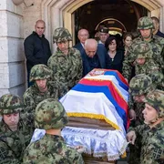 Soldati trasportano la bara di Ratko Mladic al termine dei funerali