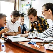 La scuola. La tentazione dell'IA. E poi una penna e un foglio