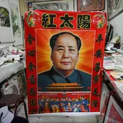Un venditore ambulante mostra un poster di Mao Zedong a Pechino
