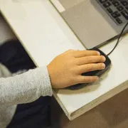 L’IA è già entrata in classe. Ecco la scuola che sta provando a trasformarla da scorciatoia a strumento