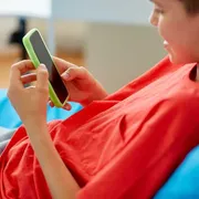 Un bimbo col suo smartphone