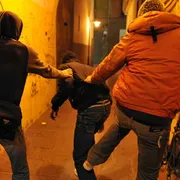Nascono sui social, si picchiano nel mondo reale: adesso ci sono le “bande liquide”