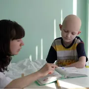 Un bimbo malato di cancro in ospedale