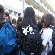 Gli abbracci e le risate: com'è andato il primo giorno di scuola dei feriti di Crans-Montana