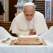 Papa Leone XIV con la torta per il suo 71° compleanno / VATICAN MEDIA