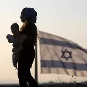 Lo scrittore israeliano Eshkol Nevo: «Questa notte finirà, è l’ora di provare empatia per vittime e civili»