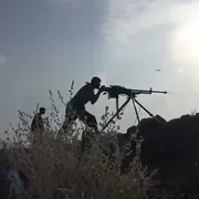 Combattenti Houthi impegnati in un'offensiva nei pressi della città portuale di Mokha, sulla costa occidentale dello Yemen
