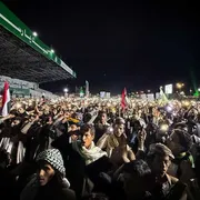 Sostenitori degli Houthi scandiscono slogan mentre celebrano l'offensiva lungo la costa yemenita del Mar Rosso, a Sanaa