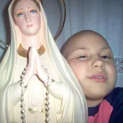Martina abbraccia la statua della Madonna / Famiglia Kluzer
