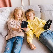 Social vietati in Europa prima dei 13 anni. "Privano i bambini della loro infanzia"