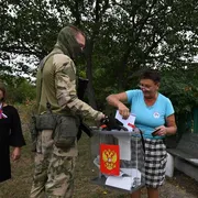 Una donna deposita la scheda elettorale durante il voto anticipato a Verbovka nel Donetsk in mano ai russi / ANSA
