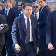 «Le armi a Kiev allontanano la pace».
Conte tiene il punto nei quesiti di Nova