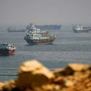 Navi in transito nello Stretto di Hormuz, fotografate da Musandam, nell'Oman, a fine agosto 2026/ REUTERS