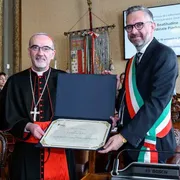 Il sindaco di Bologna, Lepore, consegna la cittadinanza al cardinale Pizzaballa / COMUNE DI BOLOGNA