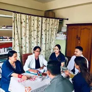 Suor Lenita D’Souza con lo staff del suo ospedale mobile