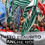 «Più assunzioni e meno precari»: lo sciopero dei lavoratori Apple nel giorno del lancio del nuovo iPhone
