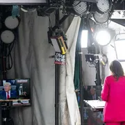La corrispondente senior della Cnn alla Casa Bianca, Kristen Holmes, in attesa di andare in onda dall’ala nord della residenza presidenziale/ ANSA