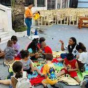 Bambini della parrocchia della Sacra famiglia a Gaza giocano sul sagrato della chiesa