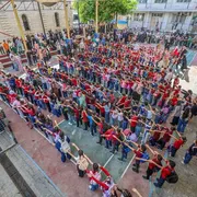 Bambini della parrocchia della Sacra famiglia a Gaza giocano sul sagrato della chiesa