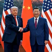 Il presidente degli Stati Uniti Donald Trump viene accolto dal presidente cinese Xi Jinping nella Grande Sala del Popolo a Pechino lo scorso 14 maggio 2026