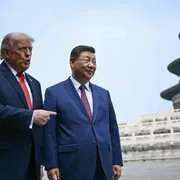 Il presidente degli Stati Uniti Donald Trump viene accolto dal presidente cinese Xi Jinping nella Grande Sala del Popolo a Pechino lo scorso 14 maggio 2026