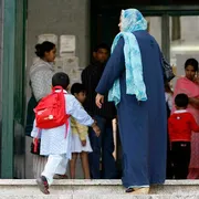 Il tetto del 30% di stranieri in classe e la "fuga dei bianchi" dalle periferie: i casi di Milano, Torino e Prato