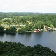 Vista dall'alto su un lago circondato da alberi e da abitazioni