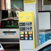 Auto fanno riforniemento a un distributore di benzina nel Comasco