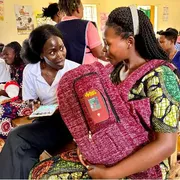 Così Comfort salva i neonati prematuri con il suo marsupio
made in Africa