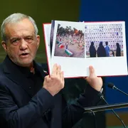 Pezeshkian all'Onu mostra le foto dei bambini uccisi in Iran