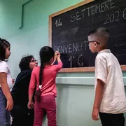 Le famiglie lanciano un appello alla scuola: «Da sole non ce la facciamo. Ci aiuti a educare i figli»