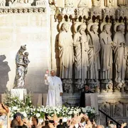 Il Papa davanti a Notre-Dame