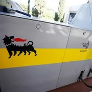 Il simbolo dell'Eni su un distributore di benzina/ ANSA