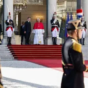 Il Papa è in Francia. «Il riarmo, soluzione errata. È l’ora del dialogo e della diplomazia»