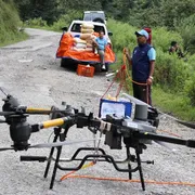 Un drone sta per alzarsi in volo in Nepal
