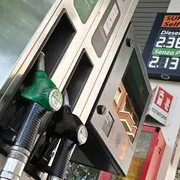 Da oggi il tetto Eni ai carburanti. E l’Europa torna a discutere gli extraprofitti