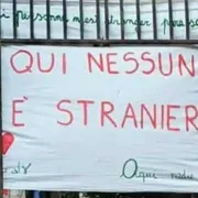 Il lenzuolo appeso all'ingresso della scuola primaria Daneo di Genova