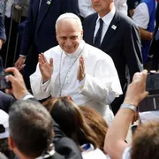 Papa Leone in mezzo alla gente