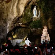 Papa Leone XIV in preghiera alla Grotta di Massabielle nel Santuario di Lourdes / REUTERS