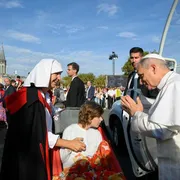 Il Papa a Lourdes fra i malati: «No a leggi che tolgono la vita con la scusa della compassione»