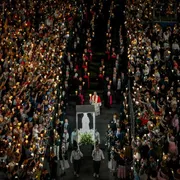 Il Papa a Lourdes fra i malati: «No a leggi che tolgono la vita con la scusa della compassione». L'incontro con le vittime di abusi