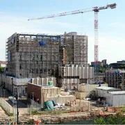 Il cantiere del nuovo consolato Usa in piazzale Accursio. L’accordo tra Procura e Cadell porterà al versamento di oltre 30 milioni agli operai e all’Inps per sanare le irregolarità e le situazioni di sfruttamento/ FOTOGRAMMA