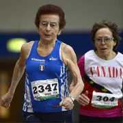 Un esempio straordinario di vitalità è Emma Mazzenga, la leggenda dell’atletica master che a 93 anni corre ancora come una ragazzina