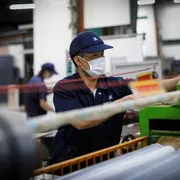 Un operaio vietnamita lavora presso lo stabilimento della Naito Furniture Industry a Minami Alps, nella prefettura di Yamanashi
