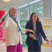 La ministra per le Disabilità Alessandra Locatelli e la ministra canadese del Lavoro e della Famiglia Patty Hajdu all'inaugurazione della mostra itinerante / foto ministero per le Disabilità
