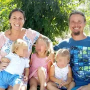 Uno scatto della famiglia anglo-australiana, che viveva nel bosco di Palmoli, in provincia di Chieti, pubblicato sul sito web della mamma Catherine Louise Birmingham